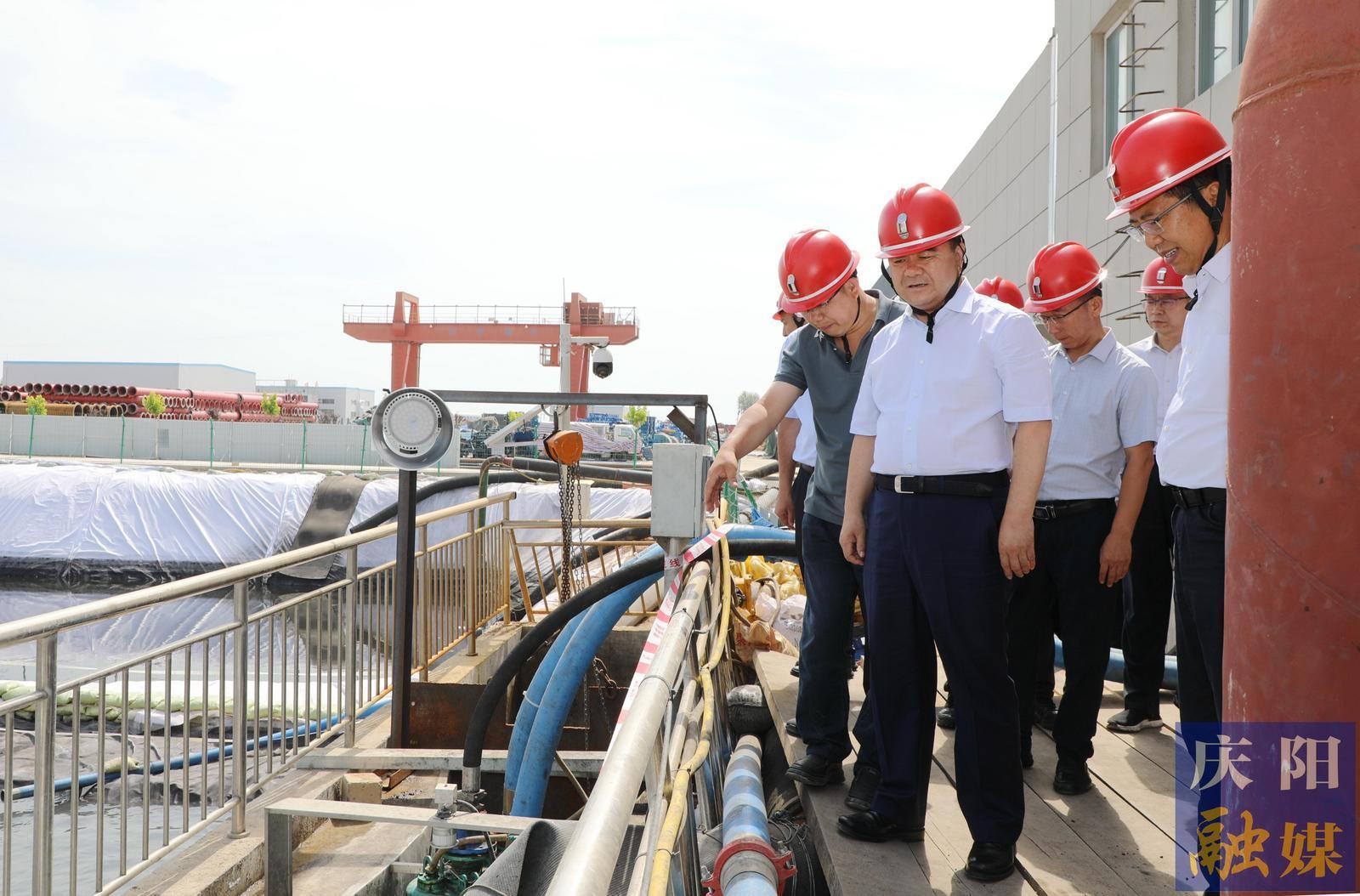 黃澤元在調(diào)研煤礦環(huán)保和安全生產(chǎn)工作時強(qiáng)調(diào) 把標(biāo)準(zhǔn)執(zhí)行嚴(yán)格 把措施落實到位 把隊伍建好建強(qiáng) 推動慶陽煤炭資源高效開發(fā)利用和高質(zhì)量發(fā)展