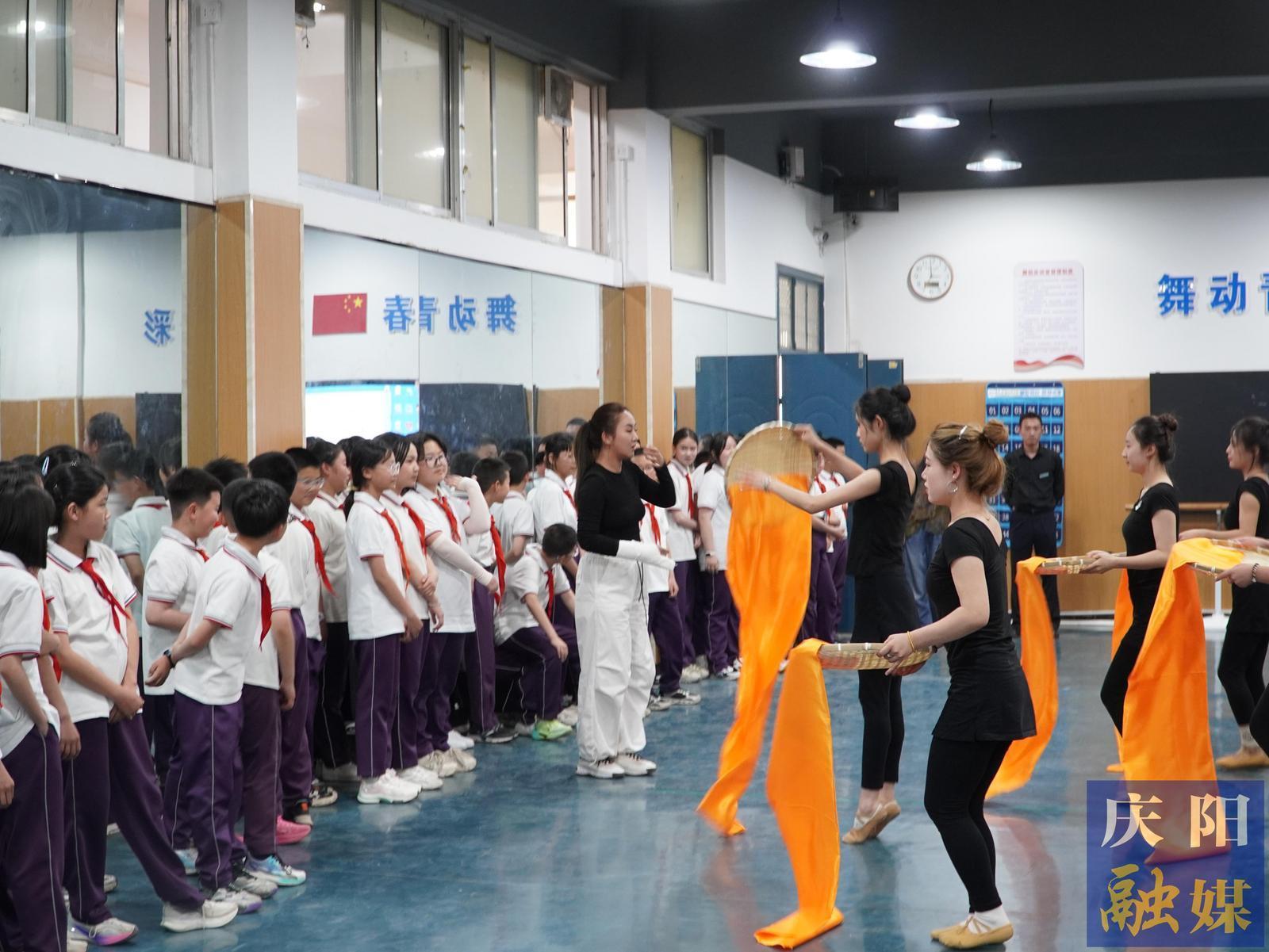 【2025年職業(yè)教育活動周】慶陽市8所中小學在慶陽職業(yè)技術學院開展職業(yè)體驗活動