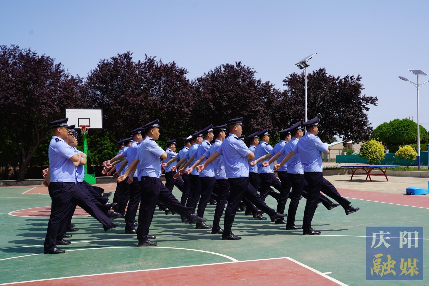 【攝影報(bào)道】隊(duì)列展風(fēng)采 嚴(yán)訓(xùn)礪精兵——慶陽(yáng)市公安機(jī)關(guān)警銜晉升班隊(duì)列禮儀訓(xùn)練掠影