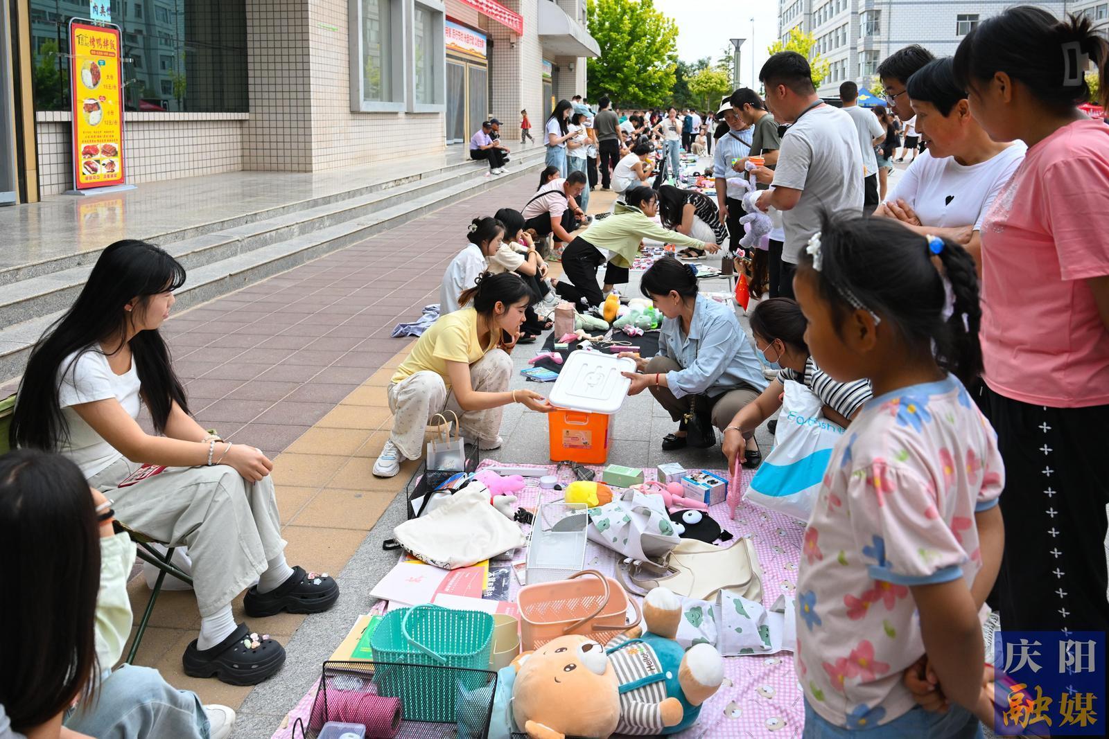 【攝影報(bào)道】隴東學(xué)院畢業(yè)季“跳蚤市場(chǎng)”傳遞校園溫情