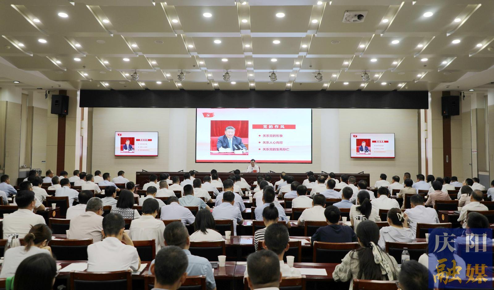 黃澤元在講深入貫徹中央八項(xiàng)規(guī)定精神學(xué)習(xí)教育專題黨課時(shí)強(qiáng)調(diào) 堅(jiān)定不移把作風(fēng)建設(shè)各項(xiàng)要求落到實(shí)處 更好服務(wù)全市經(jīng)濟(jì)社會(huì)高質(zhì)量發(fā)展大局