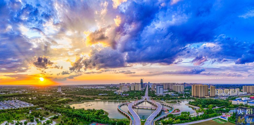 【視覺慶陽】雨后現(xiàn)美景！西峰城區(qū)彩虹橋晚霞絢爛奪目